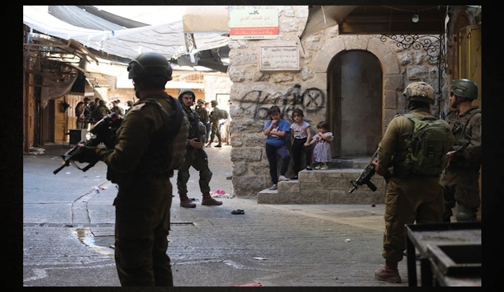 Soldados israelíes matan a niños palestinos con impunidad: Uno cada semana en Cisjordania Close-up of a black paper texture background with spotlight.