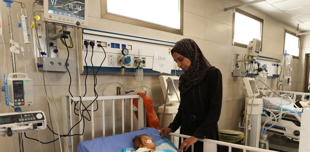 Madres en Gaza temen la muerte de sus bebés por la grave crisis sanitaria