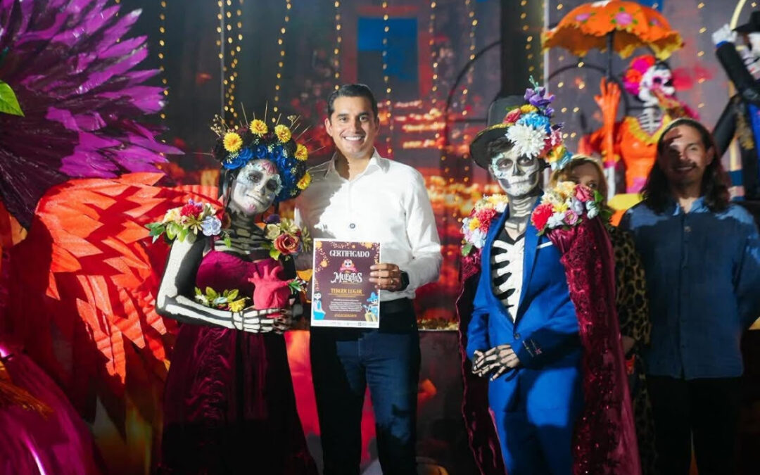 Premian a ganadores de concurso de altares, catrinas y catrines