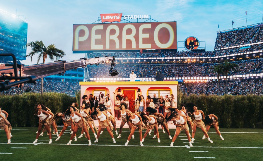 Bad Bunny vistió un conjunto diseñado por Zara durante el espectáculo del Super Bowl