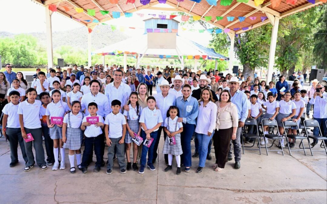 Entregan becas y supervisan obras en gira por Soyopa y Mazatán
