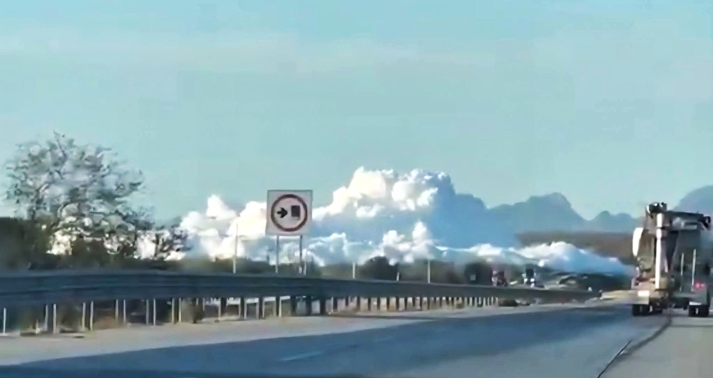 Volcamiento de pipa con gas peligroso en el km 165 rumbo a Guaymas, cierran carretera