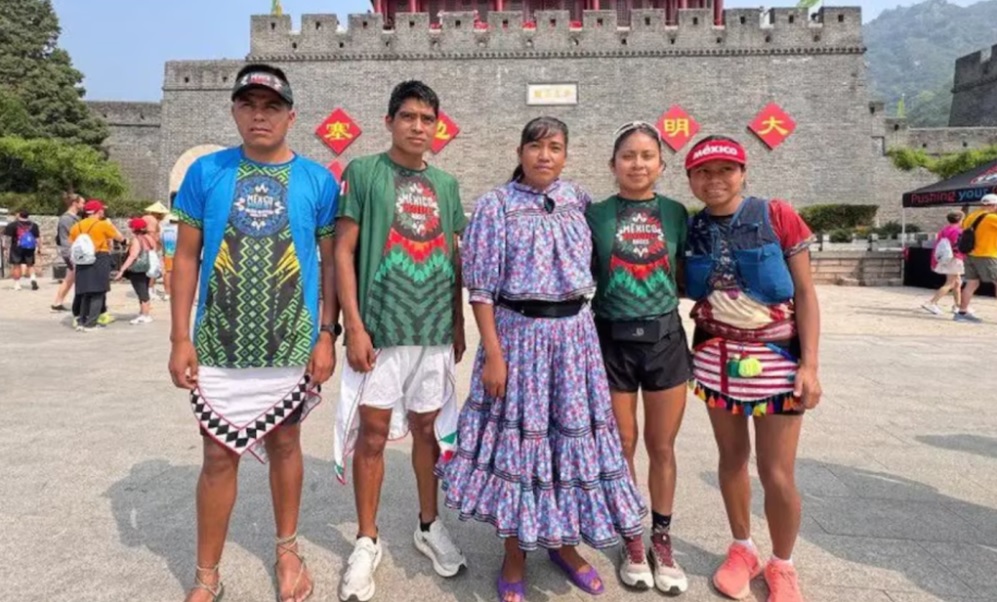 Atletas indígenas de México triunfan en el 23 Maratón de la Gran Muralla China