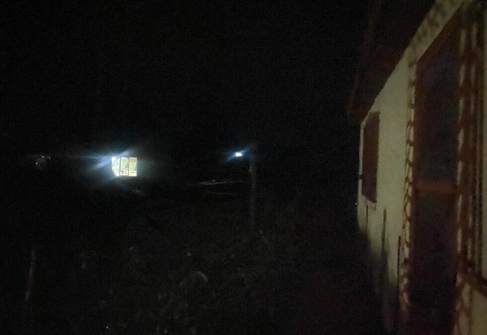 Tras denuncias de pobladores, autoridades aseguran que retomarán electrificación de Mesa de Tres Ríos