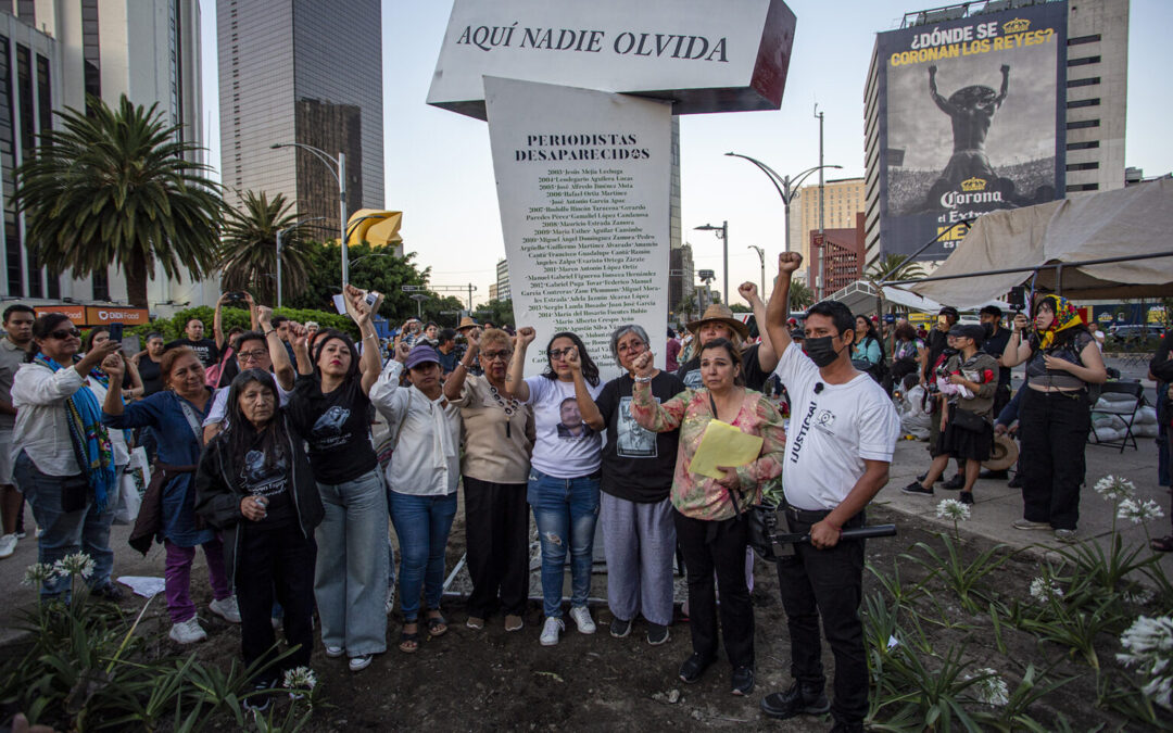 “Aquí Nadie Olvida”: familiares de periodistas asesinados y desaparecidos colocan antimonumento en CDMX