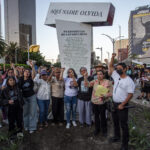 “Aquí Nadie Olvida”: familiares de periodistas asesinados y desaparecidos colocan antimonumento en CDMX olvida