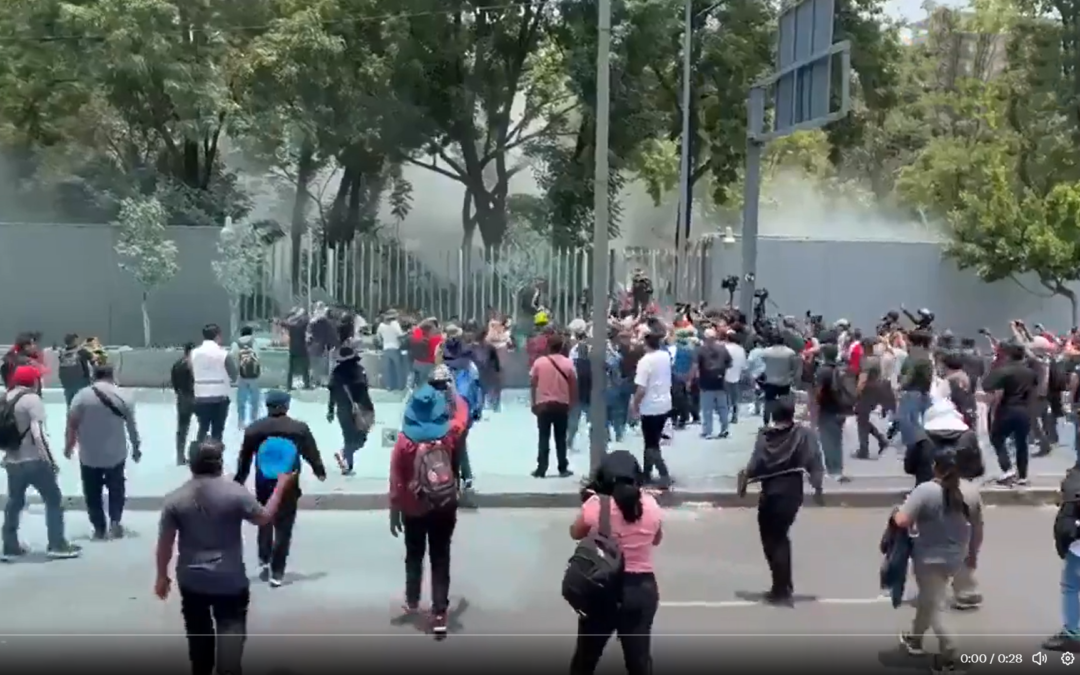 Escalan protestas de la CNTE; derriban barreras de seguridad en oficinas de la SEP