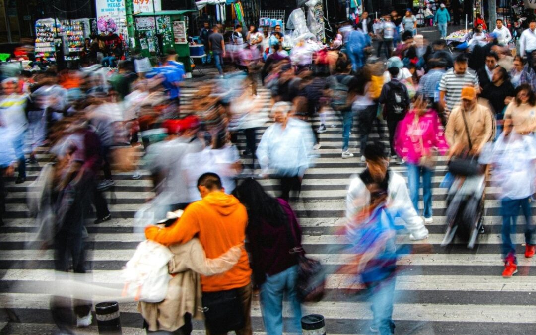 ¿Por qué cada vez confiamos menos en los demás? La teoría que explica cómo se desgasta el tejido social