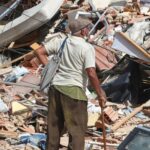 Familiares mantienen búsqueda de desaparecidos tras retiro de rescatistas en Venezuela personas