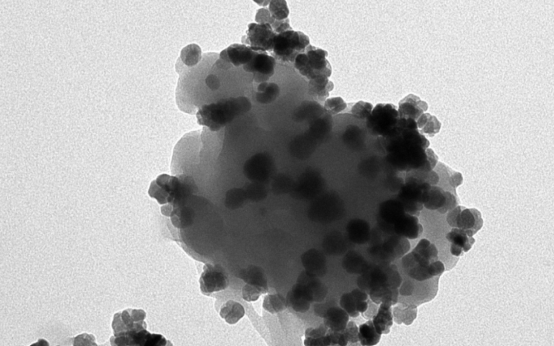 Un método atrapa nanoplásticos del agua y los reutiliza para retirar otros contaminantes