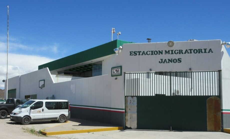 Evacúan estancia migratoria de Janos por incendio; 33 personas fueron reubicadas