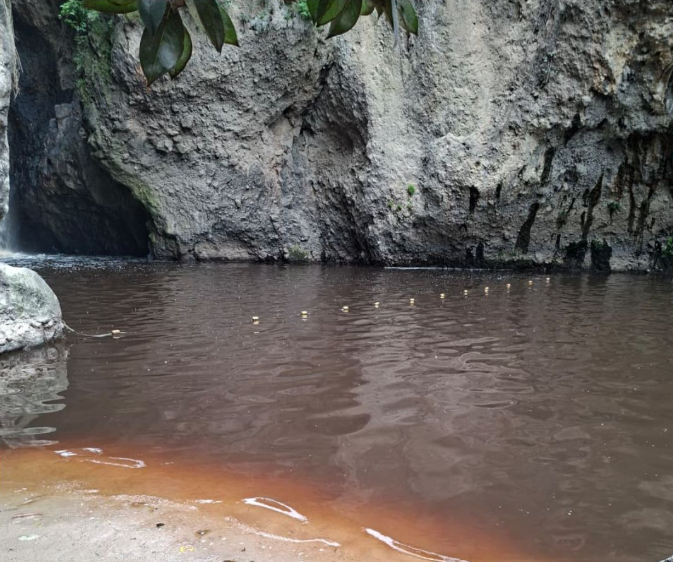 Denuncian “indiferencia de las autoridades” ante contaminación por lixiviados en cascadas de Huaxtla