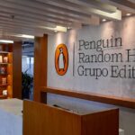 Sanción del IMPI a Penguin Random House por el uso del nombre y fotografías de una figura pública restringe indebidamente la libertad de expresión Penguin